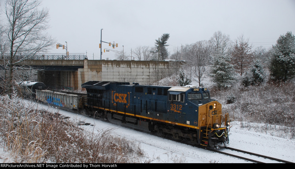 CSX 3312 leads Q404 east at the TL's MP 50